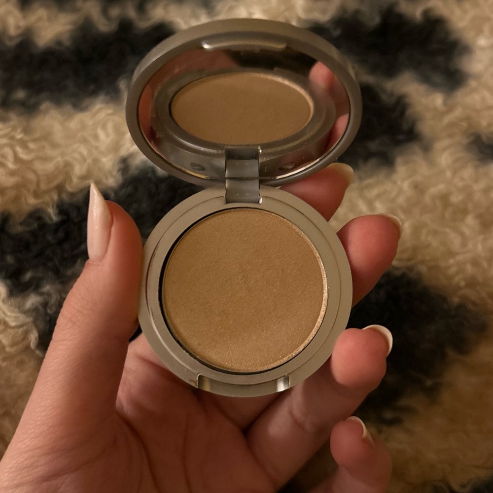 Highlighter or eyeshadow🤍